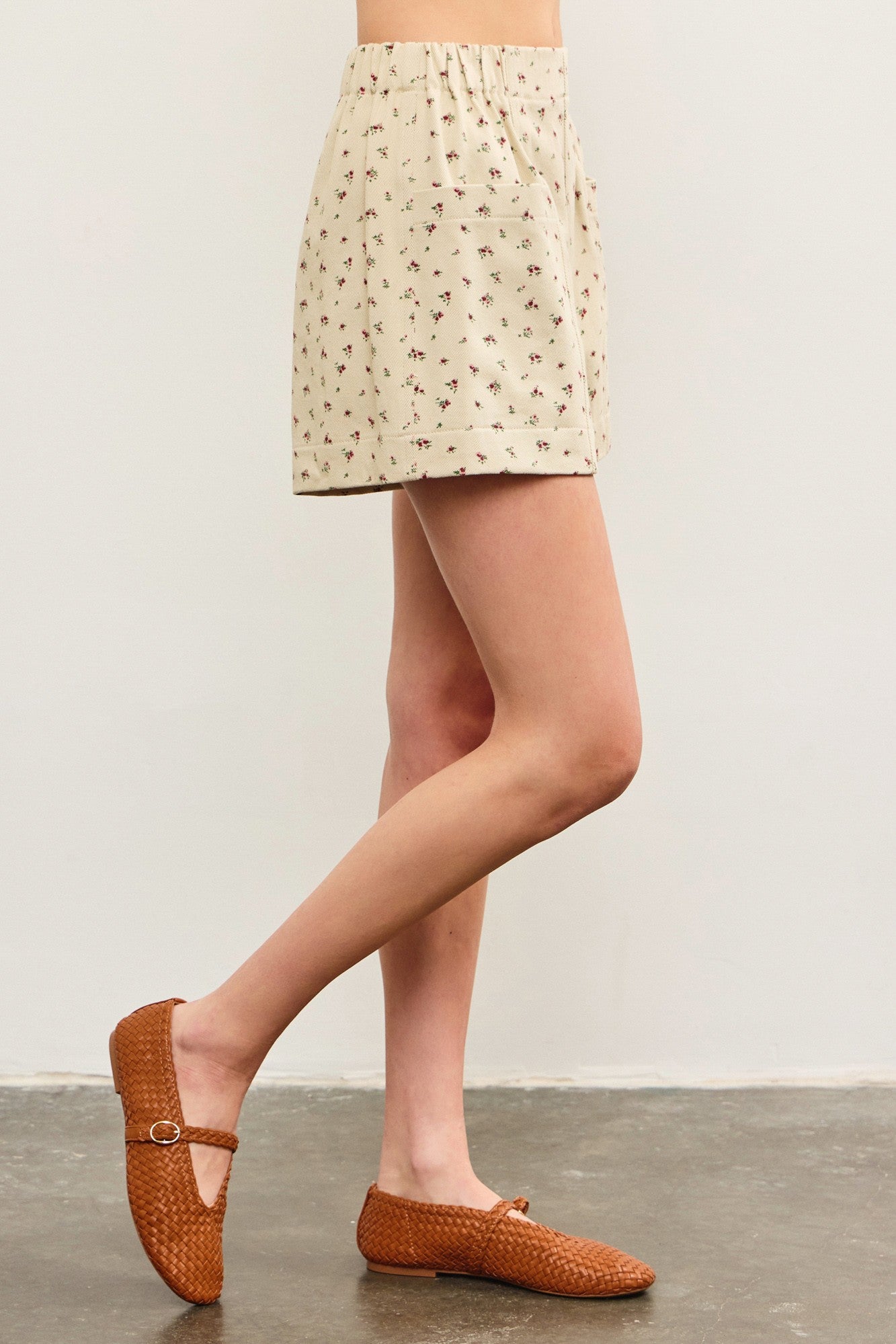 SHORT FLORAL TAUPE
