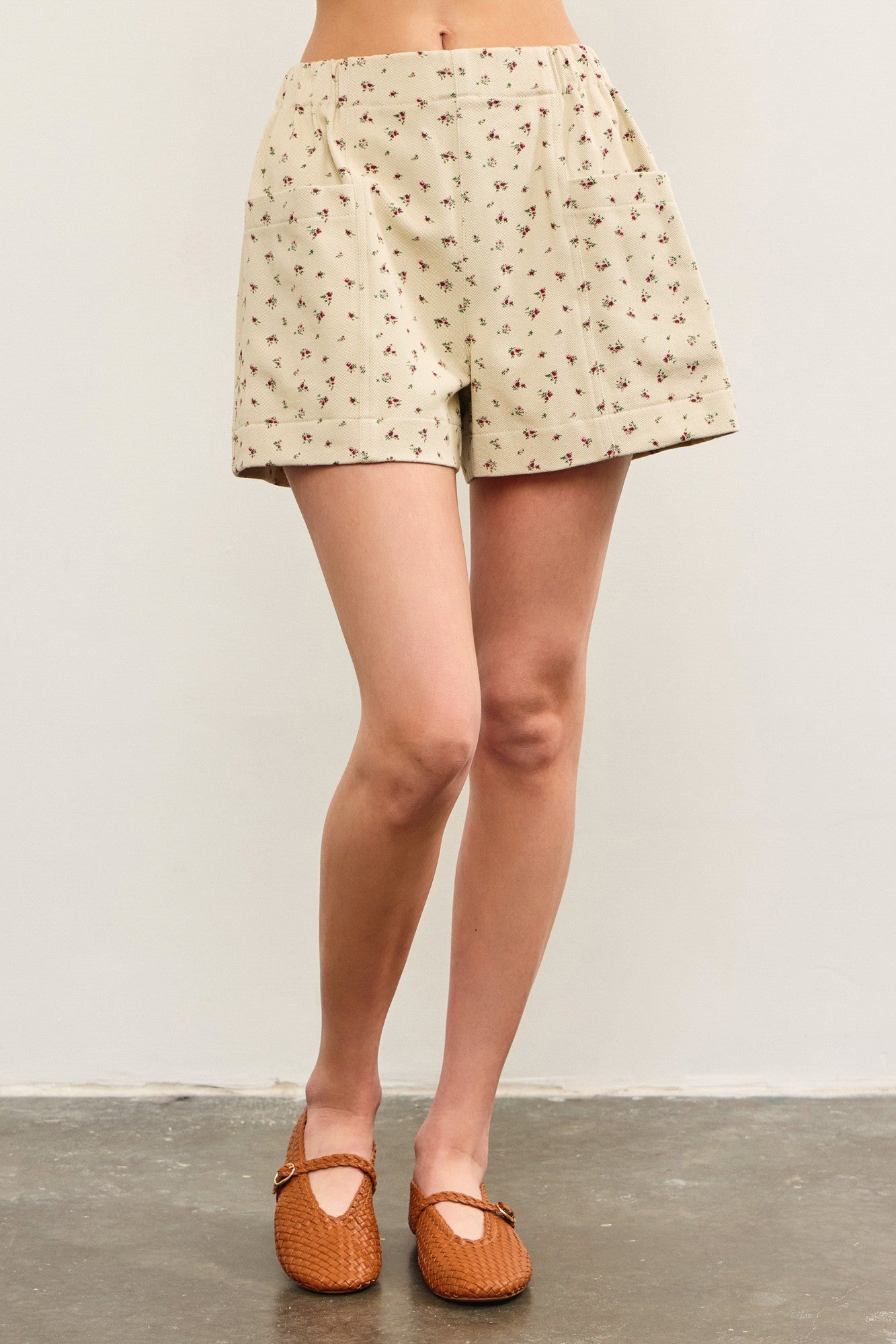 SHORT FLORAL TAUPE